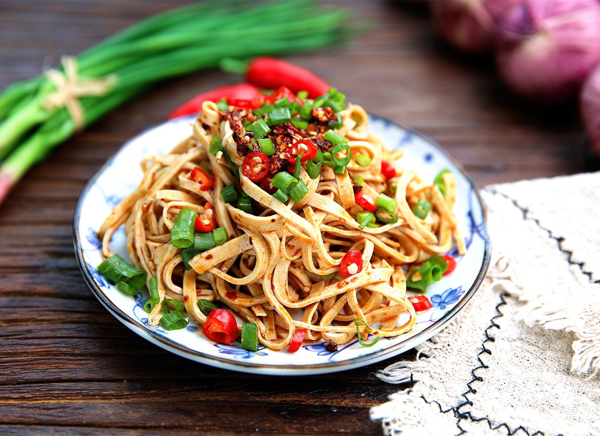 红油豆腐皮：麻辣可口，开胃美食-美味的中国