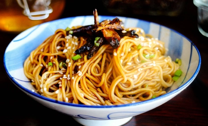 葱油拌面：一道简单却美味的面食-美味的中国